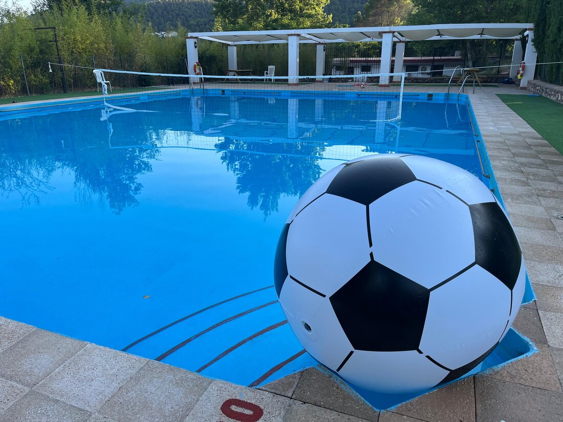 Piscina de la finca con un balón de fútbol hinchable