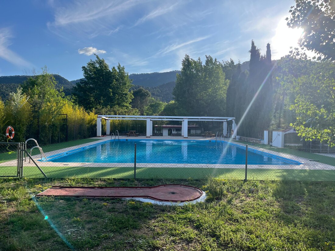 Piscina de la finca al atardecer