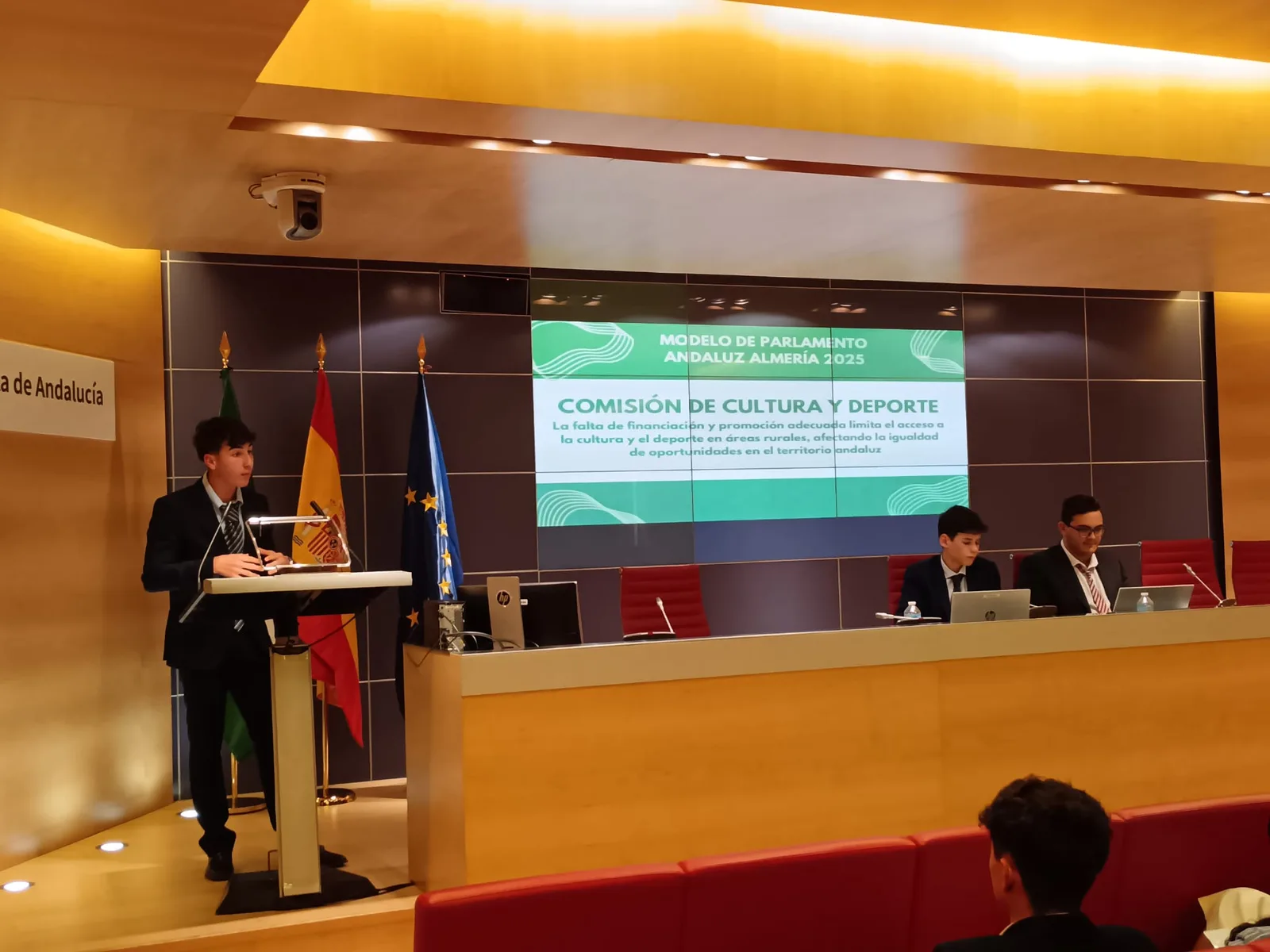 Alumno de ChezNous interviniendo en el atril durante la Comisión de Cultura y Deporte del Modelo de Parlamento Andaluz