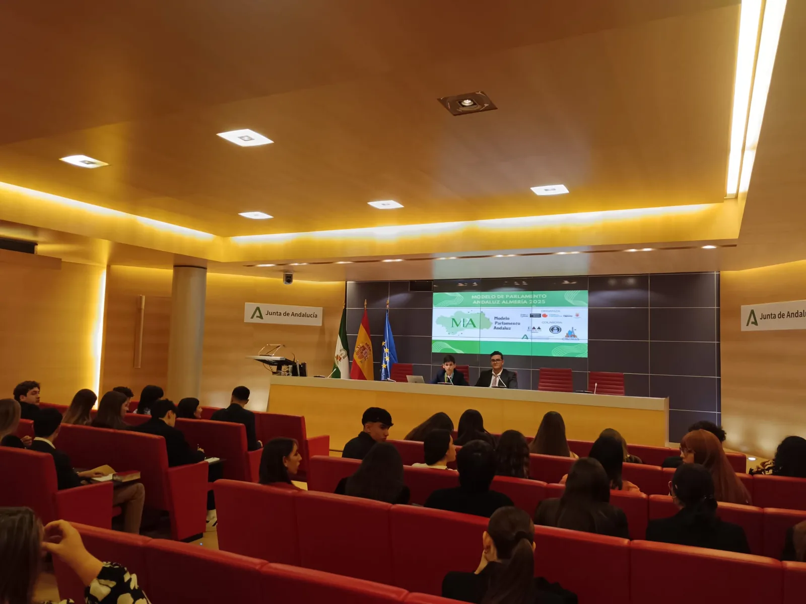 Pleno del Modelo de Parlamento Andaluz en Almería, con alumnado de ChezNous entre el público