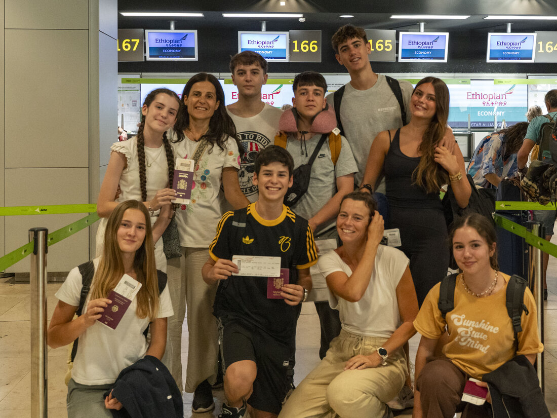 Grupo de alumnos de ChezNous en el aeropuerto, a punto de embarcar hacia Etiopía
