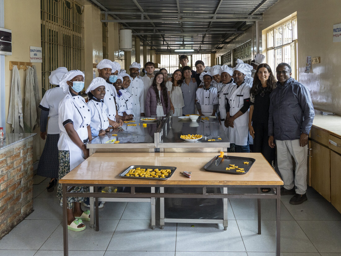 Grupo de ChezNous visitando un taller de cocina de la escuela local