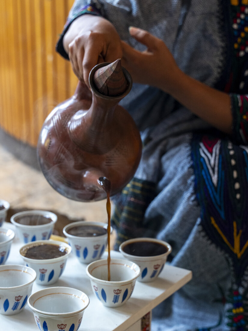 Ceremonia tradicional del café etíope, sirviendo café en pequeñas tazas
