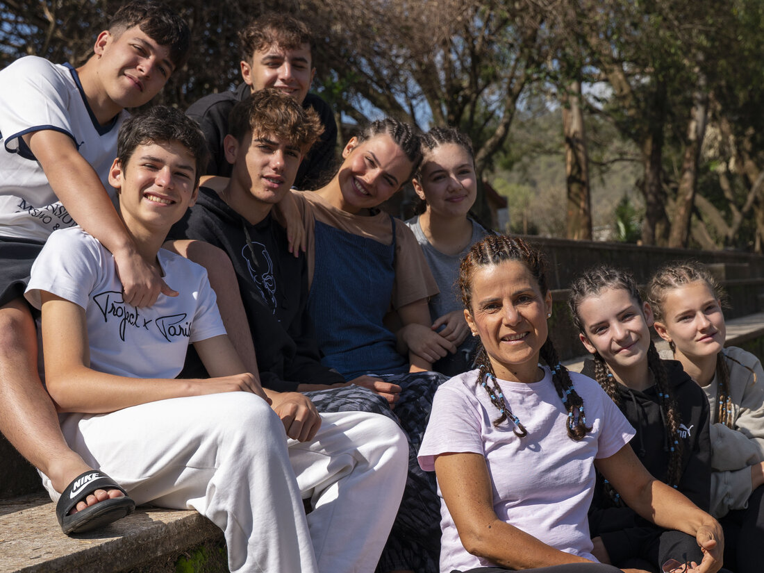 Grupo de alumnos de ChezNous en un paraje natural de Etiopía