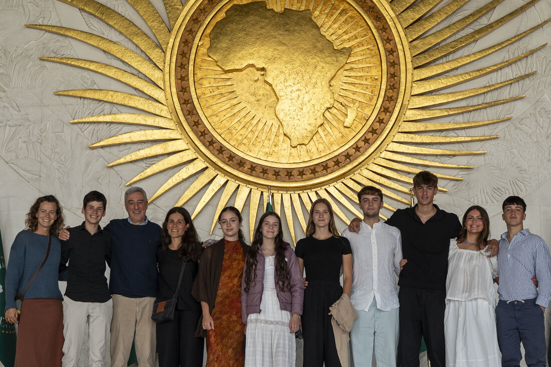 Grupo de ChezNous bajo el emblema dorado de la Unión Africana en Adís Abeba