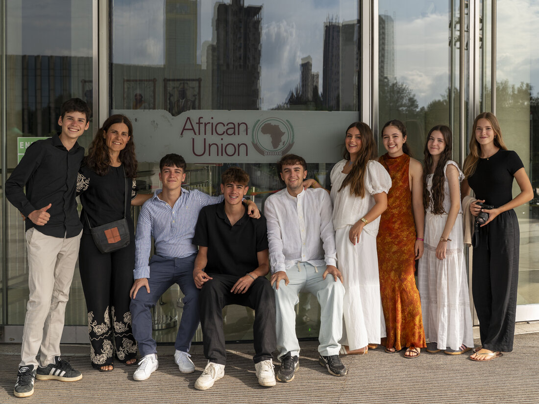 Grupo de ChezNous a la entrada de la sede de la Unión Africana