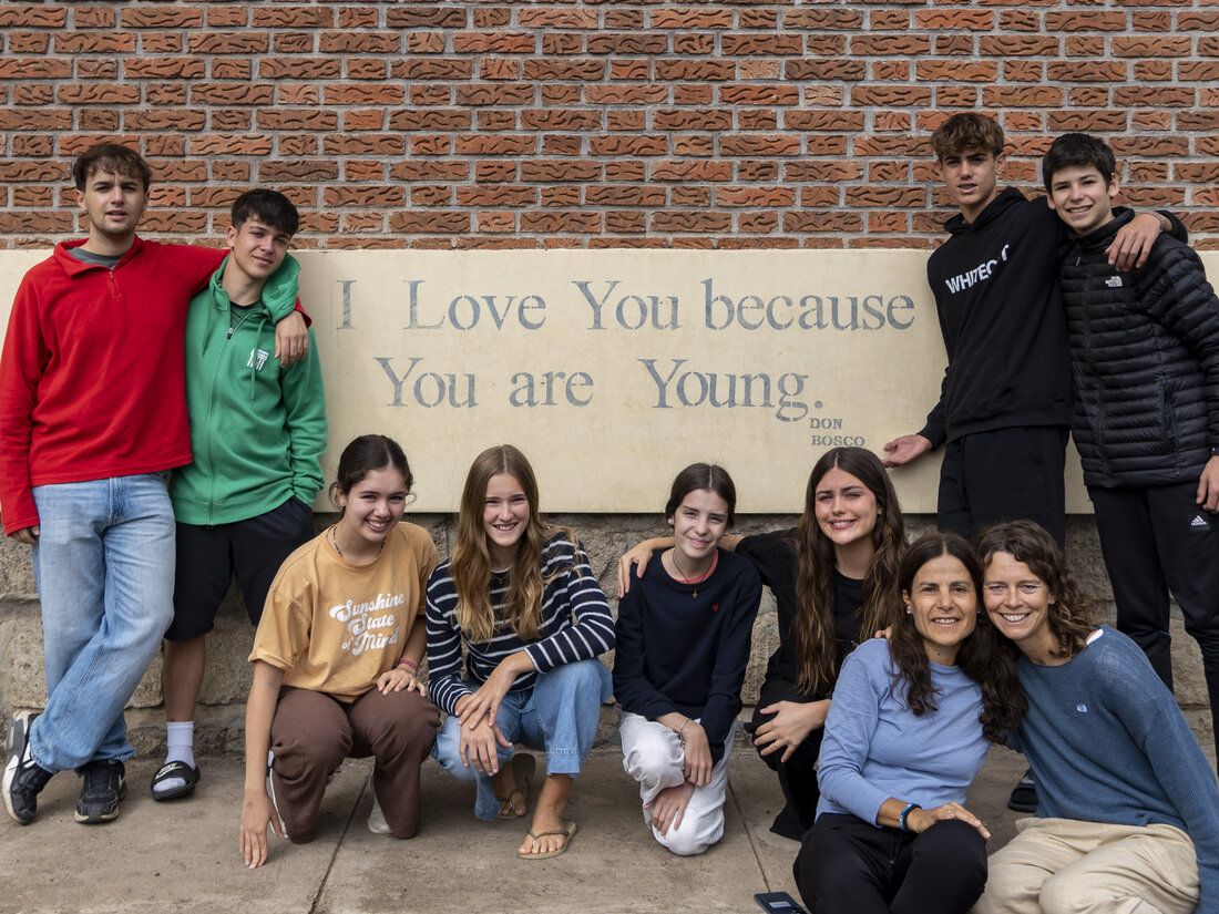 Despedida del grupo junto a una placa que dice "I Love You because You are Young"