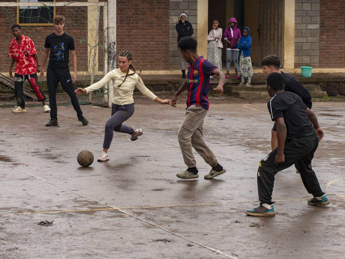 Partido de fútbol improvisado entre alumnos de ChezNous y jóvenes locales