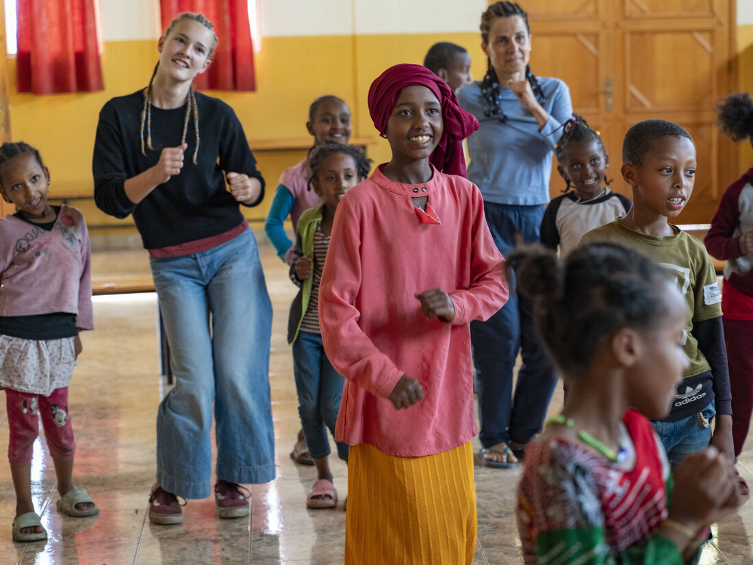 Clase de baile con alumnas de ChezNous y niñas de la escuela local